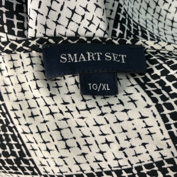 Smart Set Black & White Zippered Blouse - Picture 6 of 7